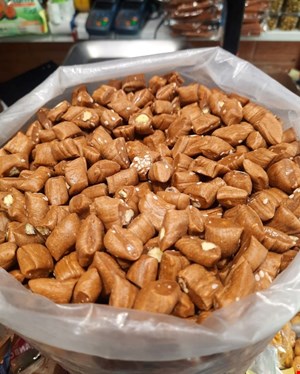  چیکو (شکلات لبنی)شهمیرزاد سمنان با مغز پسته